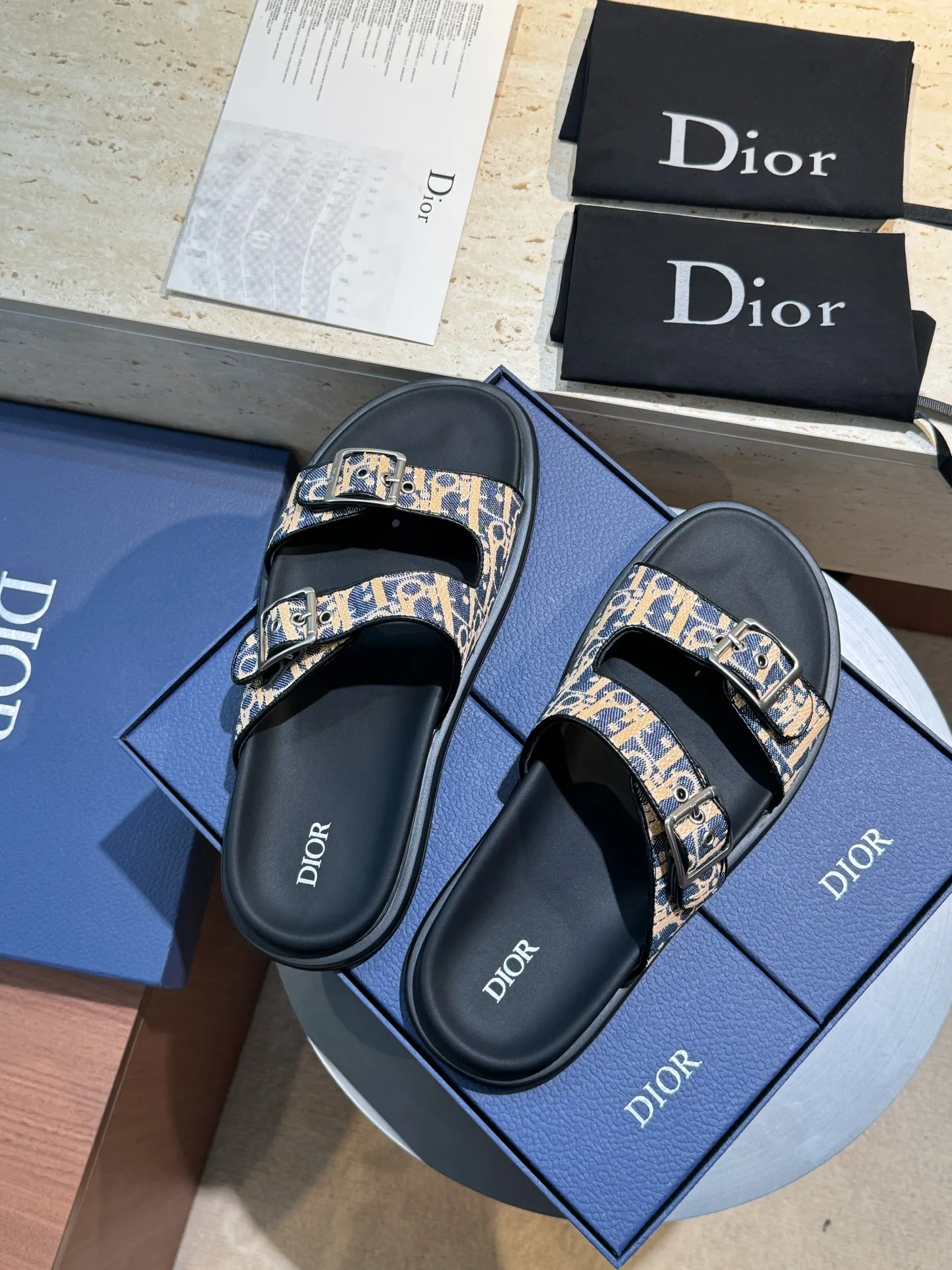 Factory price: 320💰Djia Aqua men's slippers and sandals, Dior's Aqua sandals are elegant and casual. The cross-strap design is reinterpreted in CD Diamond canvas, inspired by the brand's archives. Finished with a branded logo and tonal notch sole, they can be worn easily with shorts or jeans for a sophisticated look. Size:39-44(38 45 customized)